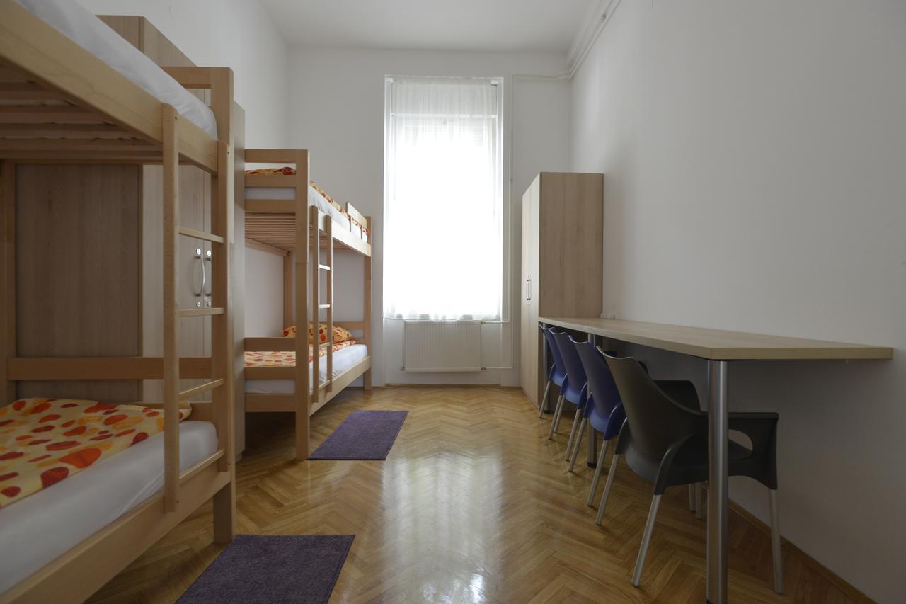 Hostel Flow House Centar 노비사드 외부 사진